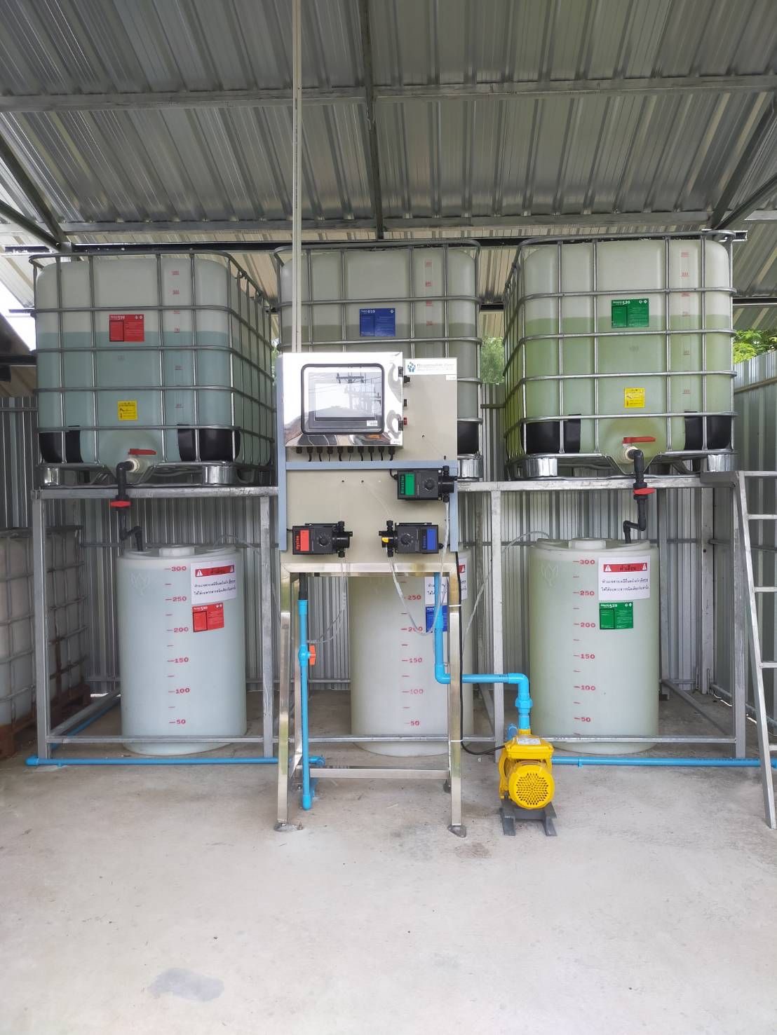 Chlorine dioxide generator and chemical tank assembly