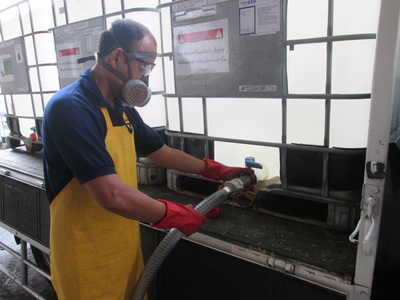 Refilling starter chemical for producing chlorine dioxide.