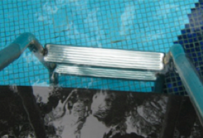 บันไดสระว่ายน้ำหลังใช้คลอรีนไดออกไซด์
